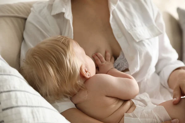 Mother Breastfeeding Her Little Baby Home Healthy Growth — Stock Photo, Image