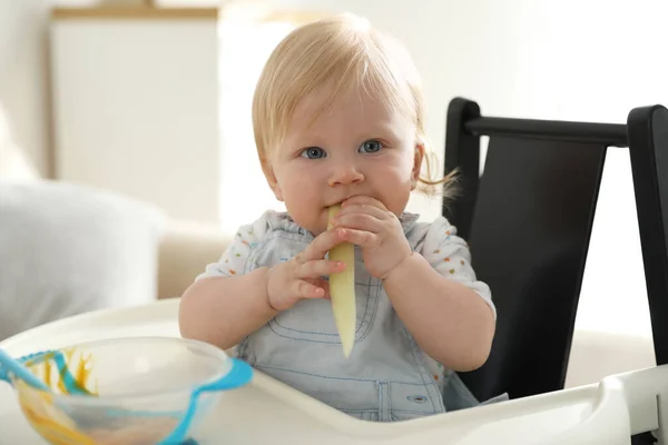 Bebé Bonito Comendo Vegetais Casa Alimentos Saudáveis — Fotografia de Stock