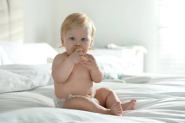 Leuke Kleine Baby Luier Met Fopspeen Zittend Bed Thuis — Stockfoto