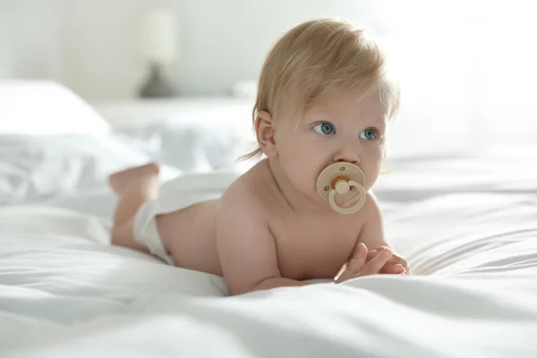 Leuke Kleine Baby Luier Met Fopspeen Liggend Bed Thuis — Stockfoto