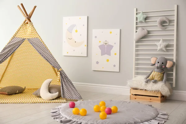 Elegante Interior Habitación Del Niño Con Pinturas Adorables Tienda Juegos —  Fotos de Stock