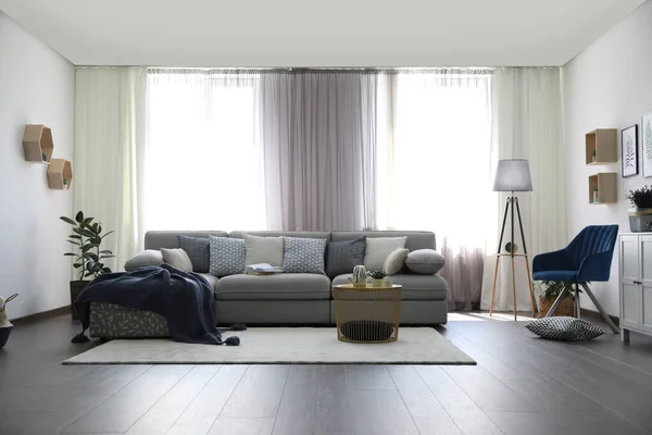Elegantes Wohnzimmer Mit Bequemen Sofa Der Nähe Von Fenstern Innenarchitektur — Stockfoto
