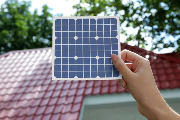 Mujer Sosteniendo Panel Solar Cerca Del Edificio Aire Libre Primer —  Fotos de Stock