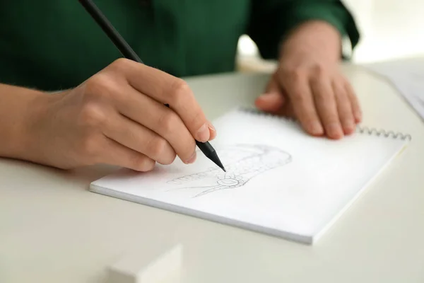 Rysunek Kobiety Ołówkiem Notatniku Przy Białym Stole Zbliżenie — Zdjęcie stockowe