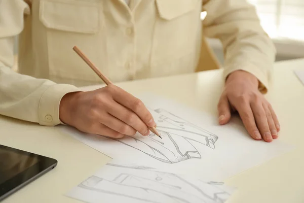 Vrouw Tekening Kleding Met Potlood Vel Papier Aan Witte Tafel — Stockfoto