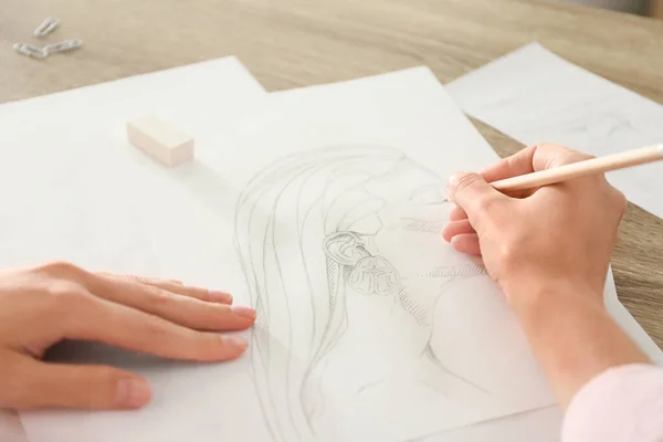 Vrouw Tekening Meisje Portret Met Potlood Vel Papier Aan Houten — Stockfoto