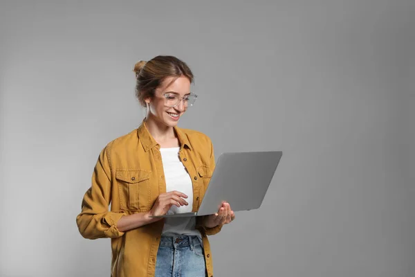 Portrait Jeune Femme Avec Ordinateur Portable Moderne Sur Fond Gris — Photo