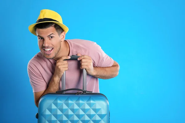 Excited Man Suitcase Summer Trip Blue Background Vacation Travel — Stock Photo, Image