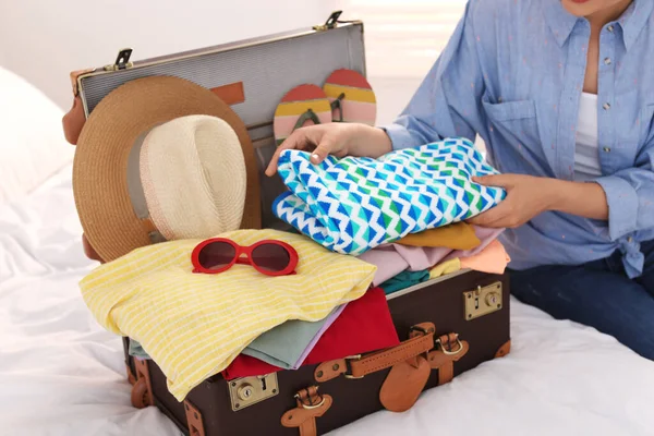 Жінка Упаковка Валізи Літньої Відпустки Спальні Крупним Планом — стокове фото