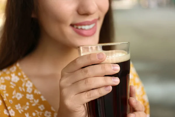 Mujer Joven Con Kvass Frío Aire Libre Primer Plano Bebida — Foto de Stock
