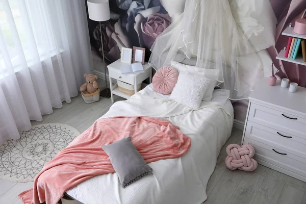 快適なベッドと花の壁紙と十代の女の子の部屋のインテリア スタイリッシュなデザインのアイデア — ストック写真