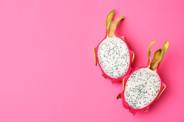Pembe arka planda lezzetli olgun ejderha meyveleri (pitahaya), üst manzara. Metin için boşluk