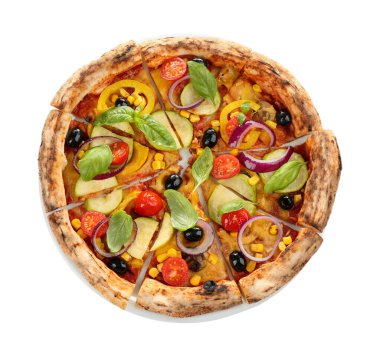 Lezzetli sebzeli pizza, beyazda izole, üst manzara.