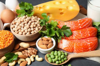 Siyah masa üzerinde protein açısından zengin farklı ürünler.