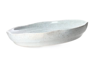 Temiz boş seramik tabak beyaz üzerine izole