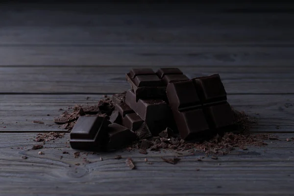 Des Morceaux Délicieux Chocolat Noir Sur Une Table Bois — Photo