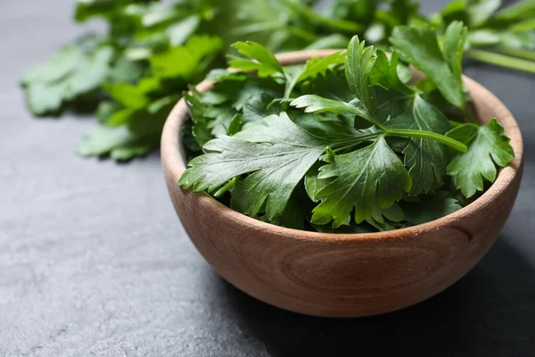 Färsk Grön Persilja Grått Bord Närbild — Stockfoto