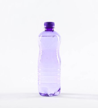 Beyaz üzerine izole edilmiş plastik bir şişe saf su.