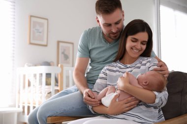 Yeni doğmuş bebekleriyle mutlu bir çift.
