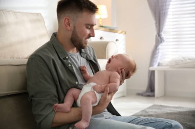 Baba ve yeni doğan oğlu evde.