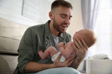 Baba ve yeni doğan oğlu evde.