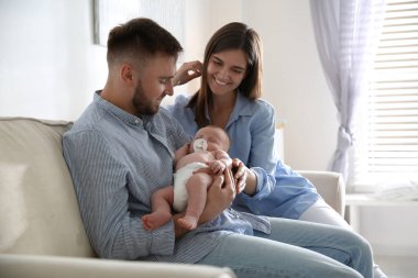 Yeni doğmuş bebekleriyle mutlu bir çift.
