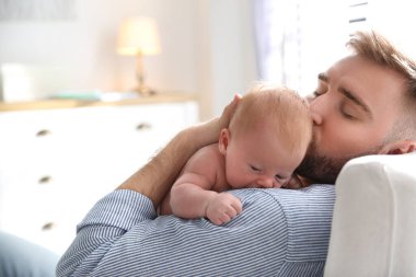 Baba ve yeni doğan oğlu evde.