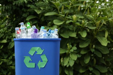 Birçok kullanılmış şişe açık havada çöp kutusunda, mesaj için boşluk. Plastik geri dönüşümü