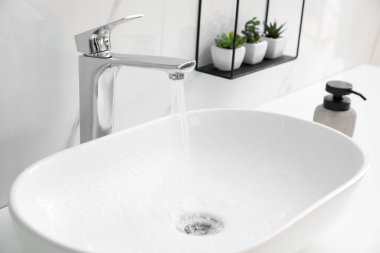 Şık bir damar banyo tezgahına batar. İç tasarım
