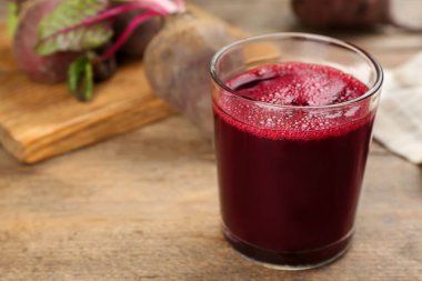 Tahta masada cam içinde taze yapılmış pancar suyu. Metin için boşluk