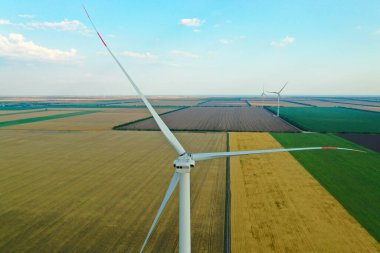 Geniş alanda modern yel değirmeni. Enerji verimliliği