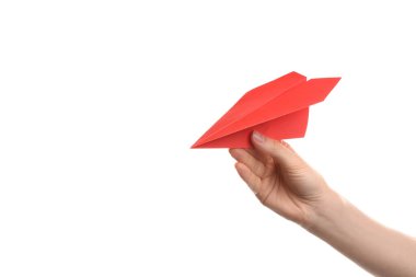 Beyaz arka planda kırmızı kağıt uçak tutan kadın, yakın plan.