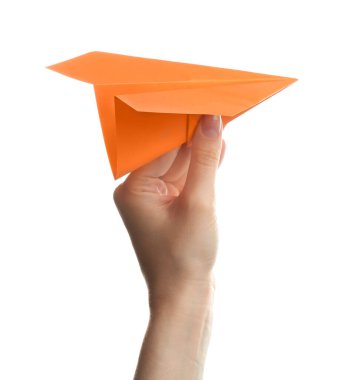 Beyaz arka planda turuncu kağıt uçak tutan kadın, yakın plan.