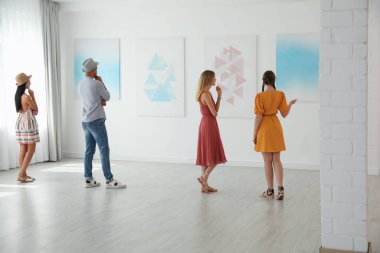 Sanat galerisindeki sergide bir grup insan