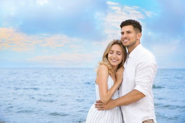 Kumsalda mutlu bir çift, mesajlaşmak için yer. Romantik yürüyüş