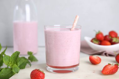 Çilekli lezzetli milkshake ve nane şekeri.