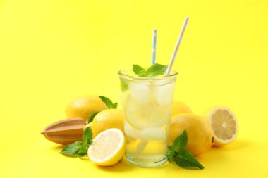 Sarı arka planda sıkacağı olan taze limonata. Yaz ferahlatıcı içecek