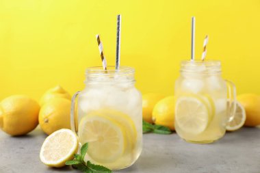 Açık gri masada nane şekerli taze limonata. Yaz ferahlatıcı içecek