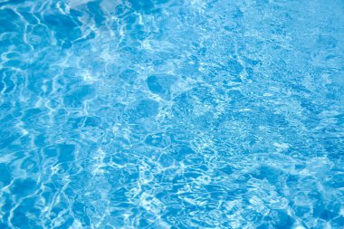 Yüzme havuzundaki mavi suyun dokusu arka planda, yakın plan