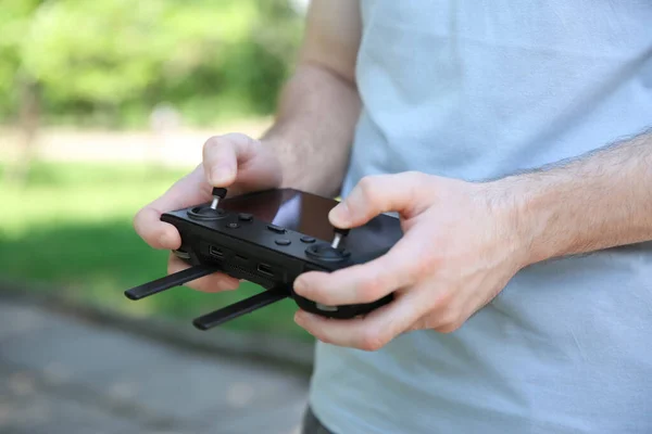 Homem Segurando Novo Controlador Drone Moderno Livre Close Mãos — Fotografia de Stock