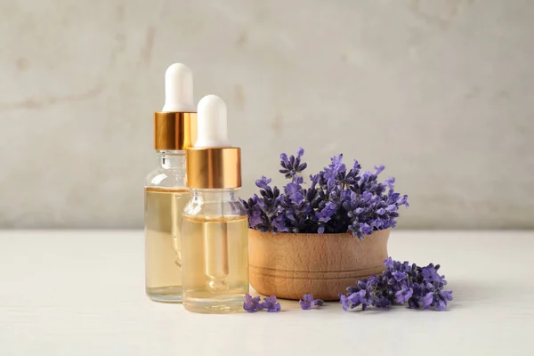 Flessen Etherische Olie Lavendelbloemen Witte Houten Tafel — Stockfoto