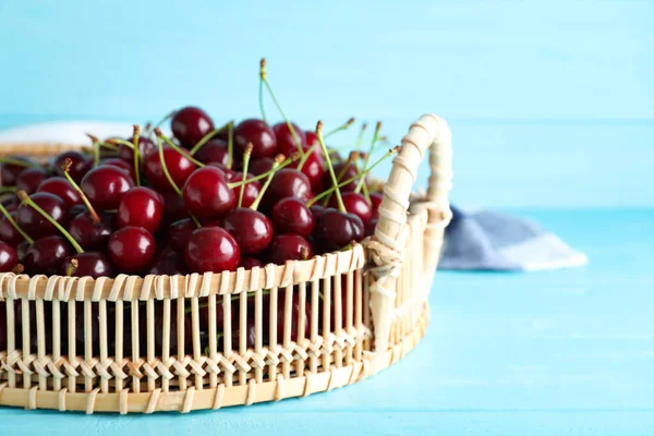 Cerises Juteuses Sucrées Sur Table Bois Bleu Clair Gros Plan — Photo