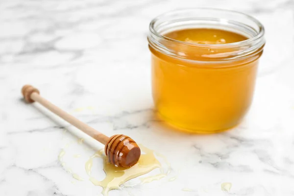 Leckerer Honig Auf Weißem Marmortisch Nahaufnahme — Stockfoto