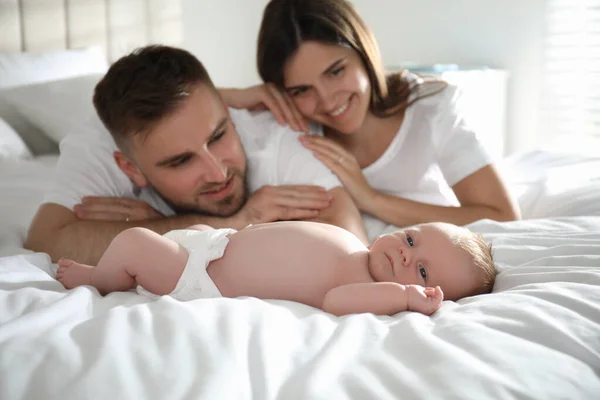 Pareja Feliz Con Bebé Recién Nacido Casa — Foto de Stock