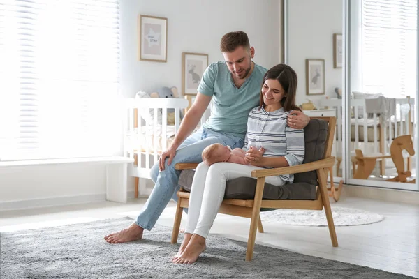 Glückliches Paar Mit Neugeborenem Hause — Stockfoto