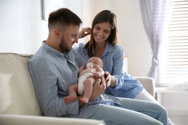 Lyckliga Par Med Sitt Nyfödda Barn Hemma — Stockfoto