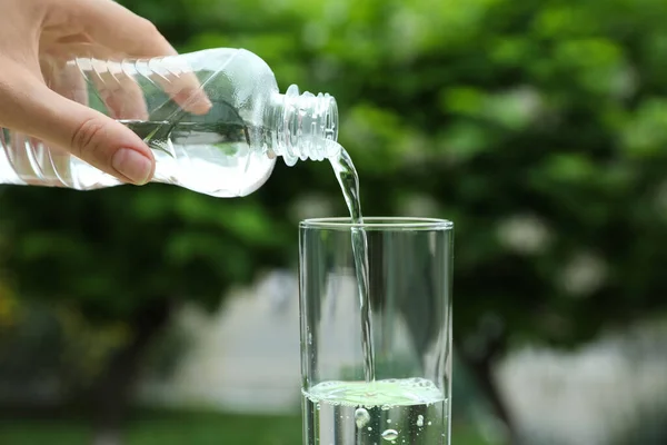 Femme Versant Eau Bouteille Dans Verre Extérieur Gros Plan — Photo