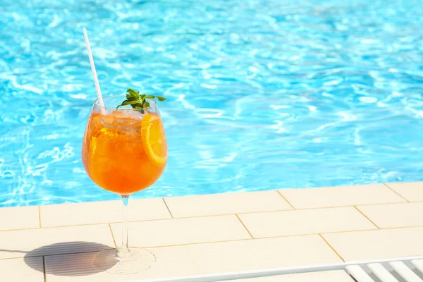 Verre Délicieux Cocktail Près Piscine Espace Pour Texte Boisson Rafraîchissante — Photo