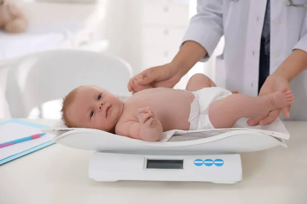 Arzt Beschwert Niedliches Baby Der Klinik Nahaufnahme Gesundheitsversorgung — Stockfoto