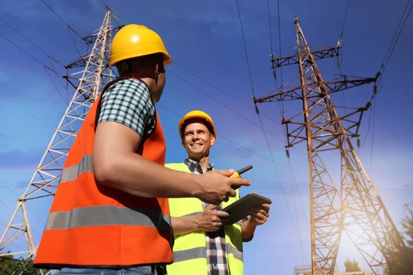 Elettricisti Professionisti Uniforme Vicino Torri Alta Tensione — Foto Stock